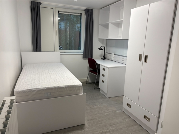 UNIVERSITY OF GREENWICH CUTTY SARK HALL - ACROSS THE RIVER, INTO LONDON