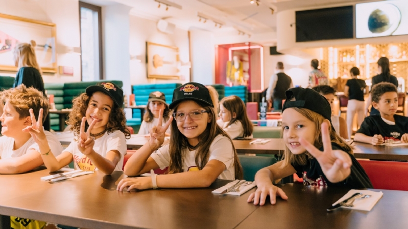 DI COSA SI TRATTA Progetto didattico dedicato a tutti gli alunni delle scuole primarie e secondarie di primo e secondo grado, arricchito da visite guidate, sessioni didattiche e in alcuni casi veri e propri “incontri speciali” con protagonisti del mondo della musica e del lavoro. Il Rock, con tutte le sue implicazioni sociali e culturali, rappresenta da sempre un tema di grande interesse per gli adolescenti. L’obiettivo del progetto è quindi quello di favorire il loro naturale interesse, guidando i ragazzi verso un accostamento più equilibrato a questo genere musicale.