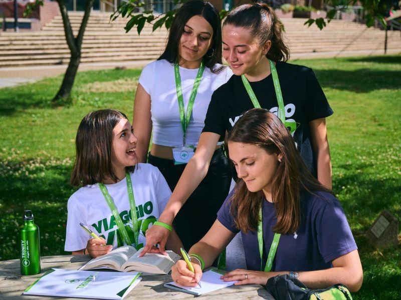 Ogni recensione conta Dietro ogni viaggio studio c’è un lavoro immenso, ma soprattutto ci sono le vostre aspettative. Per questo, l’ascolto attivo è il cuore pulsante del metodo Trinity ViaggiStudio. I feedback dei nostri studenti e delle loro famiglie sono la bussola che guida il nostro lavoro quotidiano. Ogni opinione, suggerimento o racconto ci aiuta a ottimizzare gli itinerari, a selezionare le migliori scuole e a perfezionare ogni singolo dettaglio del servizio. Sappiamo bene che ogni esperienza è unica e personale, per noi ogni singola opinione ha un valore concreto e prezioso per continuare a crescere. Se sei appena tornato da un viaggio con noi o se i tuoi figli sono partiti con Trinity, la tua voce può fare la differenza per i prossimi studenti. Raccontaci com'è andata!