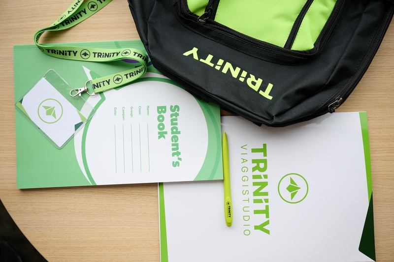 Chi è Trinity ViaggiStudio Siamo molto più di un’agenzia di viaggi: siamo i facilitatori di un percorso di crescita personale, linguistica e culturale che dura tutta la vita. Da oltre vent’anni, Trinity ViaggiStudio è un punto di riferimento per l’organizzazione di vacanze studio, programmi high school e corsi di lingua per ragazzi, scuole e adulti. Il nostro lavoro si basa su un'esperienza consolidata, su una selezione rigorosa delle migliori scuole partner internazionali e su una presenza costante: accompagniamo i ragazzi e supportiamo le famiglie in ogni singola fase, prima, durante e dopo la partenza. Crediamo che un’esperienza formativa all’estero debba essere non solo un’occasione per imparare una nuova lingua, ma un viaggio sicuro, stimolante e indimenticabile, capace di aprire le porte del futuro. Scegliere Trinity significa affidarsi a un team di professionisti esperti che mettono la sicurezza e la felicità dei tuoi figli al primo posto.