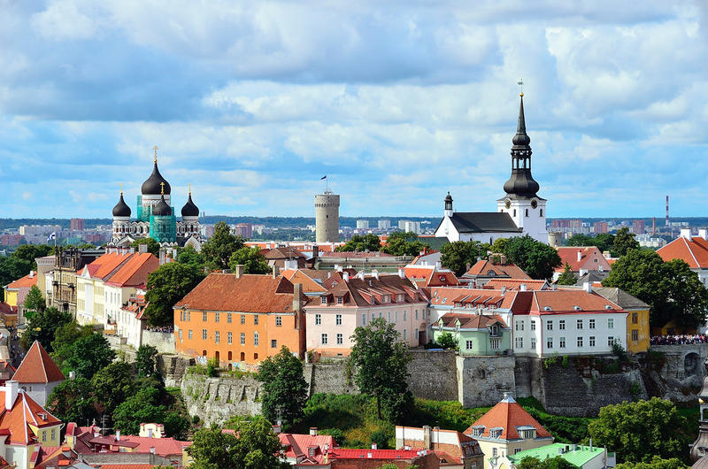 L’Estonia è una destinazione unica per chi desidera un’esperienza di studio all’estero che coniughi tradizione e modernità. Qui, potrai immergerti in una cultura ricca e autentica, dove la storia millenaria si sposa con una sorprendente vocazione tecnologica. Tallinn, la sua capitale, è una delle città medievali meglio conservate d’Europa, ma il Paese offre molto di più: paesaggi naturali incontaminati, foreste secolari, spiagge di sabbia bianca e una fauna selvatica che incanta. Gli estoni sono conosciuti per la loro sincerità, laboriosità e profonda sensibilità, valori che si riflettono in una tradizione musicale viva e partecipata. La cultura del canto e della danza è un elemento fondamentale dell’identità nazionale, con festival che animano ogni stagione, dai grandi eventi nelle città ai piccoli raduni nei villaggi più remoti. Dal punto di vista scolastico, l’Estonia è tra i Paesi più all’avanguardia al mondo: il sistema educativo è moderno, innovativo e tecnologicamente avanzato, offrendo agli studenti un ambiente stimolante e ricco di opportunità. Studiare qui significa non solo migliorare le proprie competenze linguistiche, ma anche sviluppare un’apertura mentale verso il futuro, vivendo quotidianamente in un contesto internazionale e dinamico. Scegliere un soggiorno studio in Estonia significa quindi entrare in contatto con una società che valorizza cultura, innovazione e rispetto per la natura, vivendo un’esperienza formativa completa e indimenticabile.