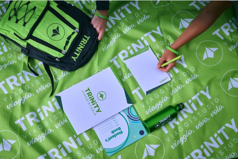 Caratteristiche e requisiti per i tuoi studenti    Et&agrave;  I tuoi studenti dovranno avere tra i 11-17 ANNI (in alcune destinazioni accettiamo anche studenti di 18 anni)    Tipologia di viaggio  Le vacanze studio all&rsquo;estero Junior prevedono un soggiorno di 2 settimane in gruppo con un accompagnatore. L&rsquo;alloggio pu&ograve; essere in college oppure in famiglia, con tante attivit&agrave; formative e ricreative organizzate dallo staff di Trinity ViaggiStudio.    Dove alloggeranno i tuoi studenti  In college, residenza o presso una famiglia ospitante.    Dove studieranno  I tuoi studenti potranno scegliere tra scuole e college con cui collaboriamo da anni, che offrono un metodo di insegnamento interattivo e coinvolgente, rendendo l&rsquo;apprendimento della lingua un&rsquo;esperienza autentica e stimolante. Le strutture partner includono college prestigiosi e scuole di lingua accuratamente selezionate, e ogni corso &egrave; riconosciuto dagli enti preposti.    Quali lingue potranno studiare  I tuoi studenti potranno partire per la loro vacanza studio all&rsquo;estero scegliendo tra tutte le destinazioni di Trinity, approfondendo diverse lingue:  inglese; spagnolo; francese; tedesco;      Quando partono  Le nostre vacanze studio Junior prevedono partenze durante il mese di Giugno, Luglio e Agosto.&nbsp;   