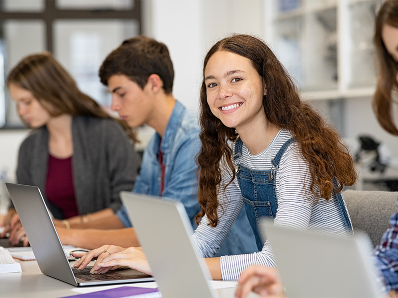 Perch&eacute; scegliere la certificazione Pearson  Riconosciuta dal MIM (scuola e concorsi) Certificazione internazionale (Ofqual) Esame rapido e completamente digitale Certificato senza scadenza 