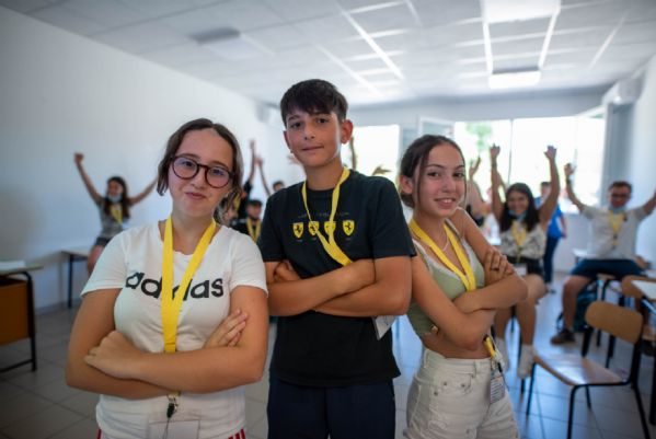 Cosa includono i nostri Summer Camp in Italia   15 lezioni a settimana (sessioni di 1 ora) con insegnanti altamente specializzati  4 ore a settimana di workshop tematici  Classi di circa 15 studenti  Test d'ingresso online prima della partenza  Fornitura di materiale didattico  Attestato di fine corso a cura di Trinity International Education (TIE), che è riconosciuta dal British Council  Sistemazione in hotel in camere multiple con bagno privato  Trattamento di pensione completa  Programma ricreativo pomeridiano e serale in lingua inglese  3 escursioni a settimana  Assicurazione medico-bagaglio e Responsabilità Civile  Assistenza h24 