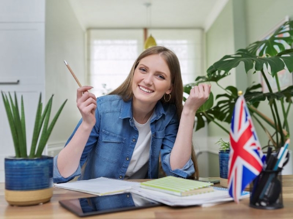    A chi è rivolto e i requisiti necessari    Per chi e requisiti  Il programma Estate INPSieme per viaggi studio all’estero è rivolto agli studenti italiani regolarmente iscritti al quarto o al quinto anno delle scuole superiori, i cui genitori siano dipendenti o pensionati della pubblica amministrazione. Per partecipare al bando Estate INPSieme sono richiesti i seguenti requisiti:  Non aver usufruito di altri Bandi proposti da INPS, fra cui il programma ITACA e Corsi di lingue all’estero. Aver conseguito la promozione scolastica relativa all’anno accademico appena terminato; Aver effettuato l’iscrizione al quarto o al quinto anno di scuola superiore, nel momento della presentazione della domanda; Non essere in ritardo nella carriera scolastica per più di un anno.      Età  Tra i 14 e 18 anni compiuti.    Per quanto tempo risiederai all’estero?  La vacanza studio all’estero con agevolazione INPS dura due settimane (14 notti/15 giorni).    L’alloggio previsto  Nelle due settimane all’estero alloggerai presso un college o residenza studentesca, con camere singole o condivise e bagno in comune e trattamento di pensione completa.    Le scuole straniere  I programmi aderenti al bando Estate INPSieme ti permettono di frequentare i migliori campus, college e scuole di lingue internazionali.    Quando candidarsi: apertura del bando  La pubblicazione del bando, solitamente, è prevista per il mese di gennaio. Poiché la candidatura dovrà essere presentata direttamente all’Inps, ti invitiamo a controllare il sito web dell’Istituto nazionale della prevenzione sociale, oltre che i nostri canali.    Qual è il momento giusto per partire  I soggiorni studio all’estero per studenti con le agevolazioni del bando INPSieme sono pensati per gli studenti di età compresa tra i 14 e 18 anni, che siano iscritti dal primo al quinto anno di scuola superiore.    Sei un genitore?  Conosciamo bene l’apprensione e i timori di un genitore quando un figlio è lontano da casa, per questo motivo in Trinity ViaggiStudio ci impegniamo ogni giorno per garantire agli studenti e alle famiglie la migliore esperienza possibile: completa, formativa, ma soprattutto sicura.Abbiamo un’esperienza ventennale nel settore e solide relazioni con ogni Paesestraniero aderente ai nostri programmi, pertanto siamo sempre al fianco di genitori e ragazzi dall’inizio alla fine del soggiorno.Un viaggio studio all’estero è un’esperienza formativa a 360 gradi, in grado di offrire ai ragazzi un programma didattico di qualità, volto al miglioramento delle competenze linguistiche e personali.Permettere ai ragazzi di trascorrere qualche settimana all’estero, a contatto connuove culture, nuovi amici e nuove sfide, è quindi l’ideale per aiutarli a crescere e spronarli ad affrontare quei piccoli ostacoli che caratterizzano il passaggio dall’adolescenza all’età adulta.Inoltre, tutti i nostri soggiorni studio all’estero sono riconosciuti dal Ministero dell’Istruzione con la nota MIUR n. 843 del 10 aprile 2013, e ciò può fare la differenza per il futuro professionale degli studenti.      