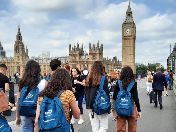 Viaggi studio all’estero per studenti Inps: come funziona il Bando Estate INPSieme? Il Bando Estate INPSieme prevede l’assegnazione di borse di studio per la partecipazione a una vacanza studio di due settimane all’estero, il cui contributo spese corrisponde a massimo € 2.100 a studente. Questa somma copre le seguenti spese:  Alloggio presso College o residenze scolastiche; Viaggio internazionale, da effettuarsi a mezzo treno, pullman o aereo, di andata e ritorno e di trasferimento, in caso di volo, dall’aeroporto di arrivo al luogo di destinazione, comprese le tasse aeroportuali; Vitto durante tutto il soggiorno, comprese le festività e il costo dell’eventuale servizio di mensa scolastica; Corso di lingua straniera per tutta la durata del soggiorno; Previste coperture assicurative.  Per partecipare al bando dovrai presentare la tua candidatura all’Inps tramite il sito www.inps.it. Ricorda che per inviare la domanda dovrai essere in possesso dello SPID o di altri sistemi accreditati.Al momento della candidatura ti saranno richiesti la destinazione di interesse, la durata del programma scelto e tutti i voti dell’anno scolastico appena concluso.