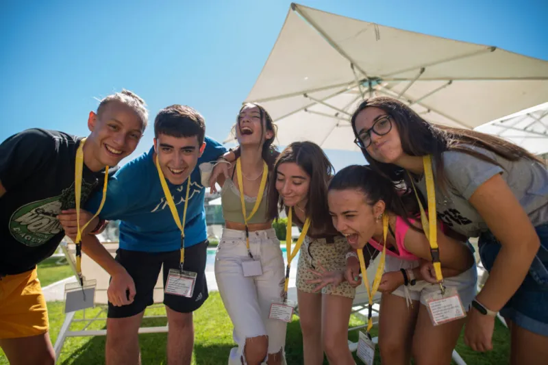 I soggiorni studio in Italia per bambini e ragazzi sono Summer Camp in inglese che sfruttano la didattica F.T.T.S. (Full Time Tutoring System). Grazie a un apprendimento attivo e immersivo della lingua straniera, tutti gli studenti sono coinvolti in attività scolastiche, ludiche e ricreative.Seguiti da uno staff altamente specializzato, bambini e ragazzi sono liberi di sperimentare la propria indipendenza in un ambiente sicuro e protetto.La didattica, a cura di Trinity International Education, è organizzata in 15 ore di lezione a settimana con insegnanti madrelingua. Le classi saranno composte da circa 15 studenti, ai quali forniremo tutto il materiale di studio. Al termine del Summer Camp sarà rilasciato l’attestato di fine corso.Oltre alle lezioni, sono previste escursioni nella località e nelle zone limitrofe. Inoltre, tutti i pomeriggi e le serate dei viaggi studio Trinity sono ravvivate da momenti di svago e divertimento sempre in lingua inglese: giochi all’aria aperta, workshop teatrali, laboratori creativi, serate film e quiz, karaoke e Bye Bye Disco Party!