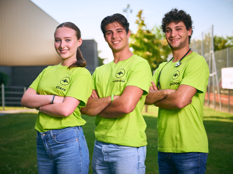 Una squadra attenta e motivata Il nostro impegno primario è garantire ai nostri studenti un ambiente sicuro e stimolante, affidandoci a un team di professionisti qualificati, il cui obiettivo è assicurare ai ragazzi un’immersione linguistica completa e una gestione impeccabile delle attività quotidiane. Il vero valore aggiunto di Trinity è la presenza del Team Trinity in loco nei principali centri (più di 200 studenti Trinity iscritti nel periodo).   QUALITY SUPERVISOR SENIOR: Rappresenta Trinity all’estero e supervisiona i centri, assicurando alti standard qualitativi durante il soggiorno. È in costante contatto con l’ufficio in Italia e supporta i gruppi in loco. SUPERVISOR JUNIOR: Sono giovani con esperienza nelle vacanze studio che si occupano delle assistenze aeroportuali nei principali aeroporti esteri. In college si affi ancano allo staff locale per la gestione delle attività e delle escursioni. MEDICO ITALIANO: Provvede al benessere fi sico degli studenti Trinity in vacanza studio. Interviene in caso di necessità e affianca i partecipanti per garantire la pronta guarigione, ma non si sostituisce al pronto soccorso. Ove possibile, il medico accompagna i gruppi in escursione o si prende cura degli studenti che non possono partecipare alle attività previste dal programma. Il medico si relaziona costantemente con l’accompagnatore e, dove necessario, con i genitori in modo da tenere loro aggiornati sullo stato di salute. In caso di emergenze, fa da tramite con personale esperto locale per tradurre l’accaduto e la prima diagnosi. 