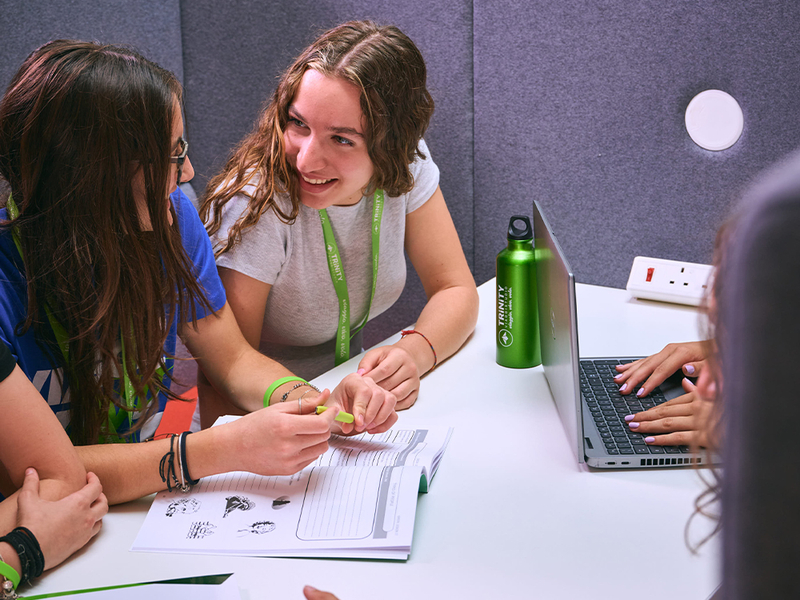     Viaggi studio all’estero per studenti Inps: come funziona il Bando Estate INPSieme? Il Bando Estate INPSieme prevede l’assegnazione di borse di studio per la partecipazione a una vacanza studio di due settimane all’estero, il cui contributo spese corrisponde a massimo € 2.100 a studente. Questa somma copre le seguenti spese:  Alloggio presso College o residenze scolastiche; Viaggio internazionale, da effettuarsi a mezzo treno, pullman o aereo, di andata e ritorno e di trasferimento, in caso di volo, dall’aeroporto di arrivo al luogo di destinazione, comprese le tasse aeroportuali; Vitto durante tutto il soggiorno, comprese le festività e il costo dell’eventuale servizio di mensa scolastica; Corso di lingua straniera per tutta la durata del soggiorno; Previste coperture assicurative.  Per partecipare al bando dovrai presentare la tua candidatura all’Inps tramite il sito www.inps.it. Ricorda che per inviare la domanda dovrai essere in possesso dello SPID o di altri sistemi accreditati.Al momento della candidatura ti saranno richiesti la destinazione di interesse, la durata del programma scelto e tutti i voti dell’anno scolastico appena concluso.