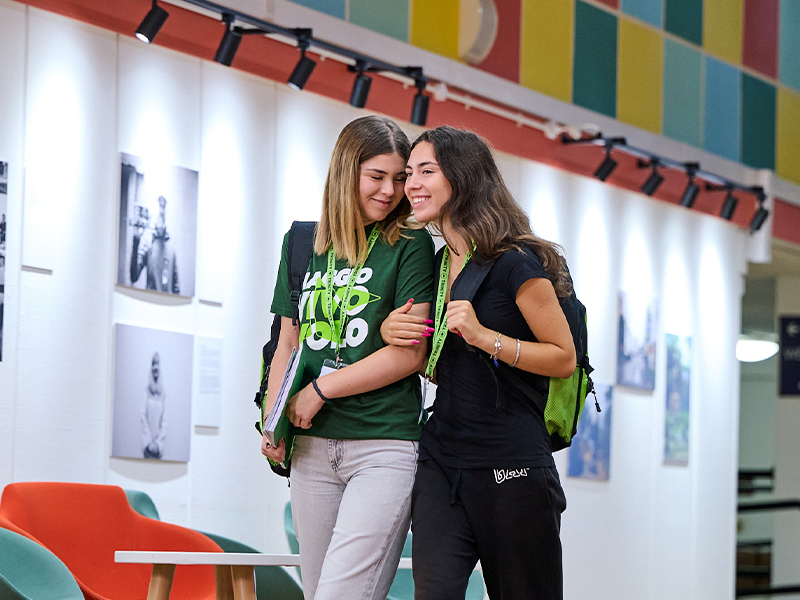 STUDENTI Ogni studente avrà un accesso personalizzato e collegato al gruppo di riferimento. Potrà consultare:  Student Handbook digitale: tutte le informazioni sul campus saranno aggiornate in tempo reale e a disposizione dei partecipanti Video pre-escursione: curiosità e dettagli sui monumenti inclusi in ogni escursione. Gli studenti, tramite questo video, saranno pronti a vivere al meglio ogni visita prevista dal programma Timetable interattiva: il programma di tutte le attività organizzate in campus con una breve descrizione, che permetterà agli studenti di iscriversi all’attività preferita per la serata o per la giornata Noticeboard digitale: nei nostri campus, le novità sono aggiornate live e a disposizione dei partecipanti, in modo che siano a conoscenza di tutte le news e comunicazioni pubblicate dallo Staff del college 