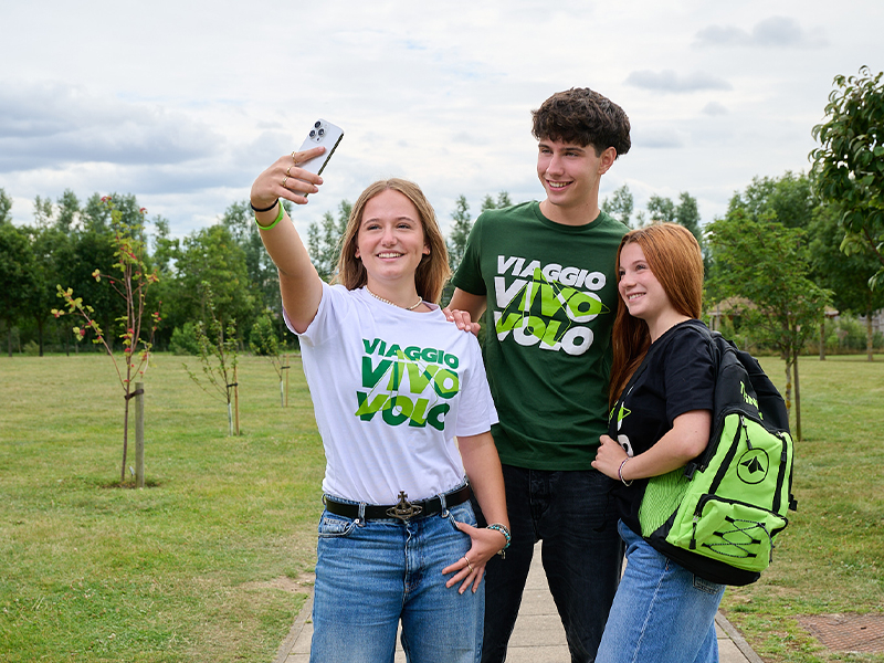 Come può essere il Capolavoro? Puoi utilizzare la tua fantasia e creatività per raccontare il tuo Capolavoro e creare:  un diario digitale o vlog della Vacanza Studio una presentazione multimediale con foto, commenti e riflessioni un reportage sull’università visitata o sul workshop seguito un elaborato creativo su temi legati all’attualità, alla cittadinanza o all’orientamento  Sii il protagonista del tuo racconto e di ciò che hai vissuto durante la tua Vacanza Studio. Un’esperienza, tanti obiettivi Il capolavoro realizzato durante la vacanza studio si inserisce perfettamente nel quadro delle esperienze formative riconosciute dalla scuola e può essere utilizzato:  come attività Formazione Scuola Lavoro (ex PCTO) per arricchire il curriculum dello studente come parte integrante dell’esame di maturità  Scopri tutte le nostre destinazioni e inizia a costruire il tuo Capolavoro con Trinity ViaggiStudio.