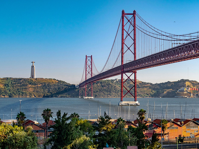 Il Portogallo è una delle destinazioni più affascinanti d’Europa, dove l’oceano Atlantico incontra città ricche di storia, tradizioni secolari, musica e paesaggi suggestivi. Un Paese sicuro e accogliente, caratterizzato da uno stile di vita rilassato, un clima mite e un forte senso di ospitalità, che lo rendono ideale per vivere un’esperienza autentica e coinvolgente all’estero. Scegliere il Portogallo per un programma scolastico significa immergersi in una realtà dinamica e stimolante, dove la vita quotidiana e il contesto scolastico diventano un’opportunità concreta per migliorare la lingua e scoprire da vicino una cultura ricca e profondamente identitaria. Se hai tra i 15 e i 18 anni e frequenti le scuole superiori, puoi vivere un’esperienza unica in Portogallo per un trimestre, un semestre o un intero anno scolastico. Il programma è aperto a studenti con almeno due anni di studio dell’inglese e senza requisiti specifici di conoscenza della lingua portoghese, offrendo così un accesso flessibile e inclusivo all’esperienza all’estero.