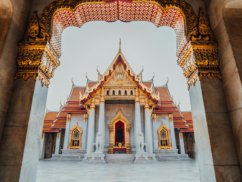 La Thailandia è una destinazione affascinante e ricca di contrasti, dove tradizione e modernità convivono in perfetto equilibrio. Frequentare una high school locale significa immergersi nella cultura thailandese, scoprire nuove abitudini e vivere ogni giorno un’esperienza autentica tra città dinamiche, templi antichi, mercati tradizionali e paesaggi tropicali mozzafiato. Potrai scegliere di frequentare un semestre oppure un intero anno scolastico in Thailandia, vivendo da vicino la quotidianità locale e condividendo momenti indimenticabili con studenti e famiglie del posto. Se hai tra i 15 e i 18 anni e frequenti le scuole superiori, preparati a vivere un’esperienza formativa e personale unica: entrerai in contatto con studenti provenienti da tutto il mondo e acquisirai maggiore autonomia, sicurezza e apertura verso nuove culture. Un’opportunità straordinaria per crescere, metterti alla prova e guardare al futuro con una prospettiva internazionale.