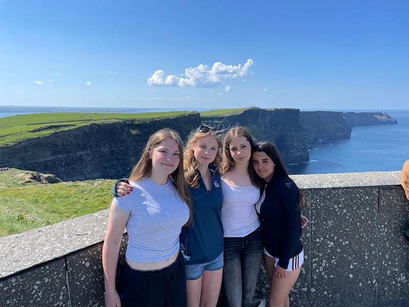 L&rsquo;Irlanda &egrave; una terra dal fascino autentico e senza tempo, capace di conquistare chiunque la visiti. Tra paesaggi sconfinati, scogliere spettacolari e distese verdi che sembrano infinite, ogni angolo del Paese racconta atmosfere magiche e antiche leggende di fate e folletti. Anche la pioggia, presenza tipica del clima irlandese, contribuisce al fascino dell&rsquo;&ldquo;Isola di Smeraldo&rdquo;, esaltando le incredibili sfumature di verde che rendono unico questo Paese. Con i programmi di Trinity ViaggiStudio puoi vivere un&rsquo;esperienza scolastica internazionale in Irlanda frequentando 4 o 8 settimane, untrimestre, un semestre o un anno scolastico. Se hai tra i 14 e i 18 anni, frequenti le scuole superiori e possiedi una buona conoscenza dell&rsquo;inglese, l&rsquo;Irlanda ti aspetta per un&rsquo;esperienza indimenticabile. Studierai all&rsquo;interno di una scuola superiore pubblica irlandese e sarai supportato dallo staff scolastico nella scelta del piano di studi pi&ugrave; adatto ai tuoi interessi, alle tue attitudini e ai tuoi obiettivi futuri. 