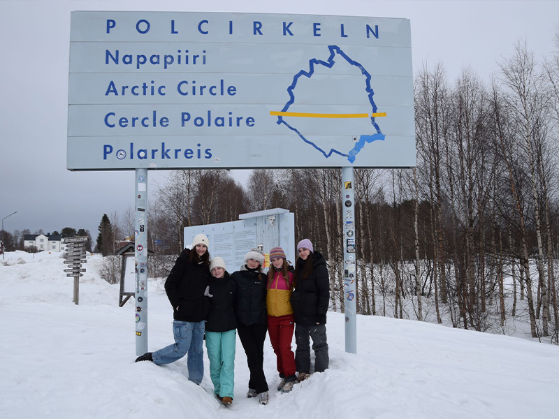 Un numero sempre maggiore di studenti internazionali sceglie di trascorrere un periodo di studio nei Paesi Scandinavi. Il fascino del Nord Europa, con i suoi paesaggi fiabeschi e scenari sublimi e il sistema scolastico eccellente e all&rsquo;avanguardiagarantiscono agli studenti un&rsquo;opportunit&agrave; di crescita accademica e personale senza eguali. Grazie ai programmi di Trinity ViaggiStudio puoi frequentare un semestre oppure un intero anno scolastico nei Paesi Scandinavi. Se hai tra i 15 e i 17 anni, frequenti le scuole superiori e hai una buona conoscenza dell&rsquo;inglese di base, i Paesi Scandinavi ti aspettano! Parti per un trimestre, semestre o un intero anno scolastico, studia nelle migliori scuole di Danimarca, Norvegia, Svezia e Finlandia e vivi un&rsquo;esperienza indimenticabile a contatto con una delle culture pi&ugrave; all&rsquo;avanguardia al mondo.