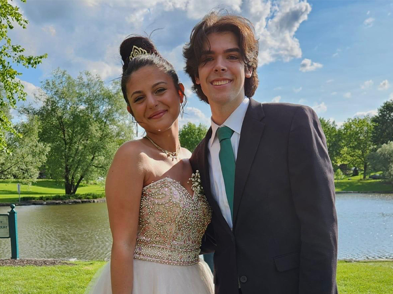 Quante volte, guardando le tue serie TV americane preferite, hai immaginato di percorrere i corridoi di una High School o di vivere l&rsquo;emozione del Prom insieme ai tuoi amici?Con i programmi di Trinity ViaggiStudio puoi trasformare questo sogno in realt&agrave; e vivere come un vero teenager americano, immergendoti nella cultura, nella vita quotidiana locale e nel celebre spirito delle high school americane.. Se hai tra i 14 e i 18 anni, frequenti le scuole superiori e possiedi una buona conoscenza della lingua inglese, gli Stati Uniti ti aspettano, potrai partire per un semestre o un anno scolastico, frequentare una scuola americana e immergerti completamente nella cultura locale, partecipando anche a momenti iconici come la cerimonia di Graduation e festeggiando il Thanksgiving con la tua host family. Sarai immerso nell&rsquo;American Way of Life e vivrai il tuo sogno americano, giorno dopo giorno. &nbsp;