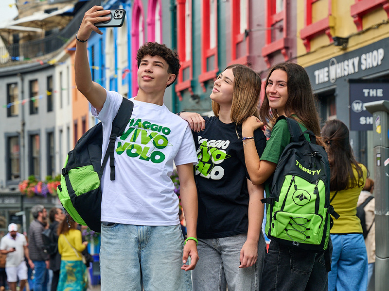 Perch&eacute; fare un&rsquo;esperienza di studio all&rsquo;estero? Un&rsquo;esperienza all&rsquo;estero permetter&agrave; ai tuoi studenti di crescere dal punto di vista linguistico, culturale e caratteriale: venire a contatto con le diversit&agrave;, imparare ad accettarle, conoscere nuovi usi e costumi, sono tutti modi utili per aprire la mente e rendersi conto diquanto sia vario il mondo.Studiare all&rsquo;estero &egrave; utile per imparare una lingua diversa dalla propria, conoscere persone con punti di vista diversi dal proprio e un diverso background culturale.Scegliendo di studiare all&rsquo;estero i ragazzi potranno anche ampliare le proprie conoscenze gastronomiche, arricchendo cos&igrave; il proprio bagaglio culturale.In generale viaggiare all&rsquo;estero render&agrave; gli studenti appassionati di viaggi e permetter&agrave; loro di acquisire fiducia in se stessi.