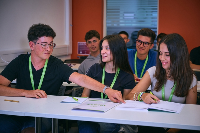 In cosa consiste il colloquio attitudinale? Si tratta di una semplice chiacchierata con un consulente di Trinity ViaggiStudio per conoscerti meglio. Il colloquio costituisce una fase fondamentale per procedere all’iscrizione. Trinity valuterà il tuo livello linguistico e la tua motivazione ad affrontare l’esperienza all’estero. Per alcune destinazioni è richiesto anche un test linguistico ed eventualmente un colloquio conoscitivo in lingua con i referenti esteri.