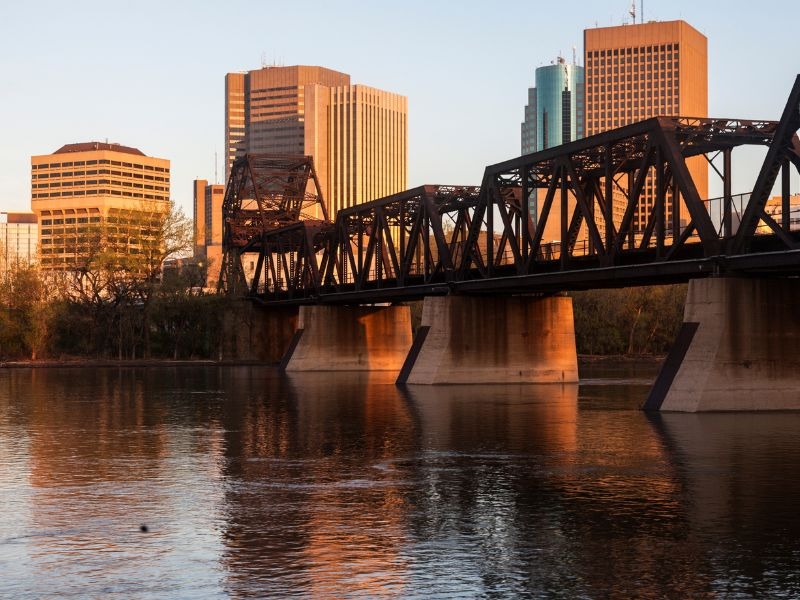 La provincia canadese del Manitoba Il Manitoba si trova sul letto di un lago glaciale ormai ricoperto da vaste praterie. Il suo capoluogo è Winnipeg, l’unica grande città della regione. Come ogni angolo del Canada che si rispetti, non mancano magnifici parchi naturali con all’interno ecosistemi anche molto variegati tra loro. Il Manitoba è la destinazione prescelta per il bird watching, l’avvistamento dei beluga e soprattutto per lo spettacolo unico dell’aurora boreale.