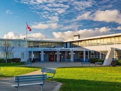 Greater Victoria School District Il distretto scolastico, con le sue 7 scuole superiori, si trova a soli 3 km dal centro di Victoria e a circa 3 ore da Vancouver. Vancouver Island è uno dei luoghi turistici più famosi della BC: l’ambiente è vivo e sempre allegro! È possibile ottenere il Diploma Canadese con un anno di corso