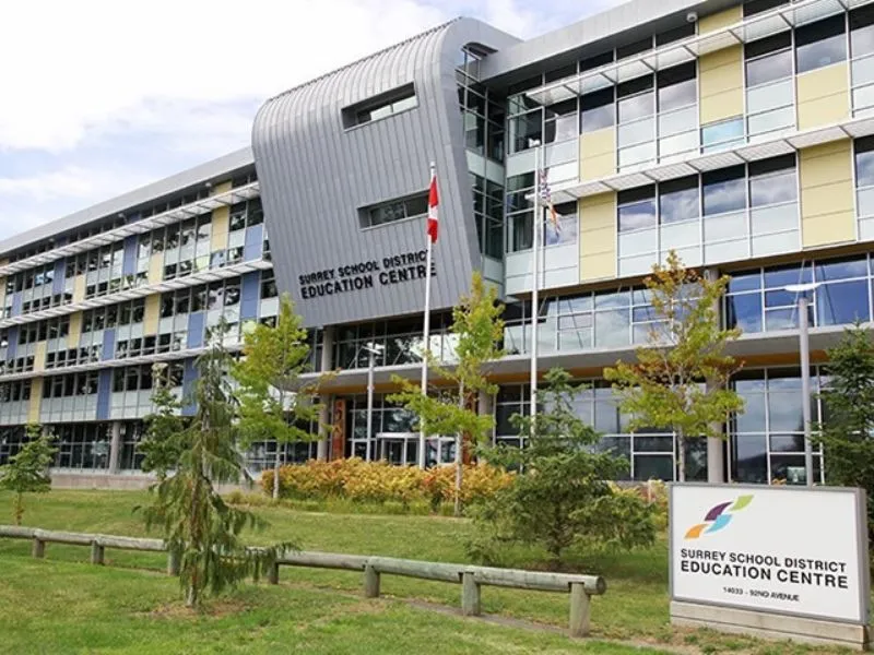 Surrey School District 21 scuole superiori situate nell’area metropolitana di Vancouver, si configura come uno dei distretti scolastici più all’avanguardia in British Columbia. Gli studenti hanno la possibilità di scegliere tra percorsi accademici personalizzati sulla base del curriculum scolastico italiano, oltre ad attività extra-scolastiche di vario tipo.