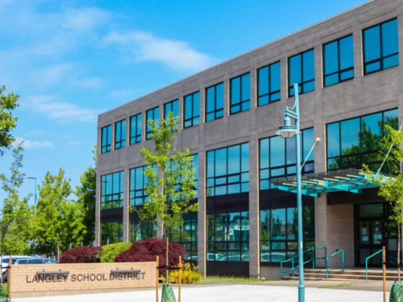 Langley School District 8 scuole superiori. Sono proposte molte attività extracurricolari, corsi di musica, arte drammatica e arti visive oltre a programmi speciali come corsi universitari. Il distretto si trova a soli 45 km ad est di Vancouver. Langley è una cittadina che offre numerose strutture per attività sociali, ricreative e shopping.
