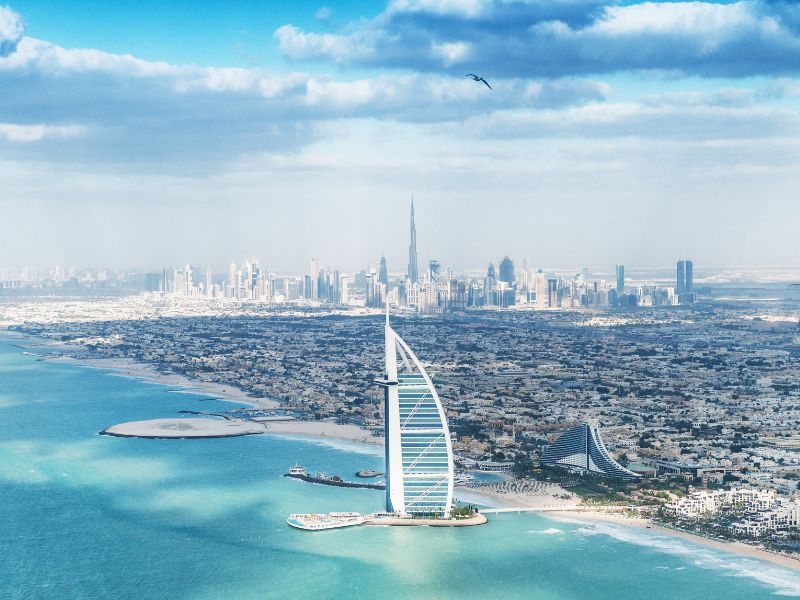 Gli Emirati Arabi Uniti sono il tuo sogno? Parti per Dubai grazie al Bando Estate Insieme dell’INPS! Se sei alla ricerca di un’esperienza educativa in una destinazione iconica e moderna, sei nel posto giusto. Il nostro programma offre l’incredibile possibilità di studiare nella vivace metropoli di Dubai, dove il lusso si fonde con l’innovazione. Grazie al sostegno generoso del Bando Estate Insieme dell’INPS, rendiamo accessibile a tutti questa esperienza di apprendimento, offrendo un mix eccellente di studio e scoperta delle meraviglie di Dubai.