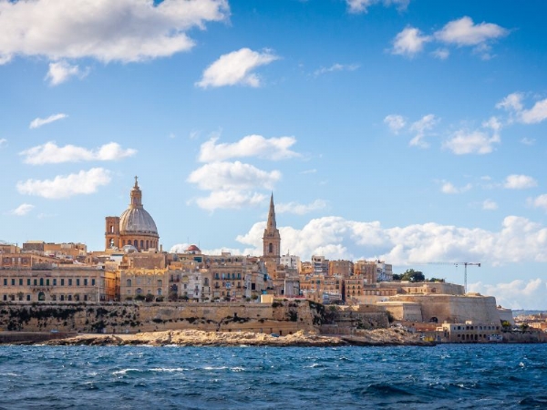 Sei pronto a vivere un’avventura educativa e culturale unica sull’isola del sole? Con il supporto del Bando INPS, vi offriamo l’opportunità di trascorrere un periodo di studio a Malta, un gioiello nel cuore del Mediterraneo. Esplora la Bellezza di Malta: con il Bando Estate INPSieme, Malta diventa la tua aula all’aperto. Immersa in una storia millenaria, Malta offre un ambiente perfetto per arricchire le tue competenze accademiche. Dai siti storici alle acque cristalline, questa isola sarà la tua destinazione perfetta per unire il piacere dello studio all’esplorazione di paesaggi mozzafiato.