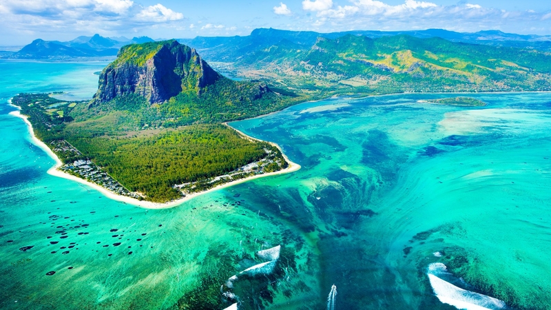 Grazie al contributo Estate INPSieme puoi partire per una vacanza studio a Mauritius e immergiti nella cultura mauriziana a 360 gradi. L’isola è una meta da sogno, ideale per vivere una vacanza rilassante a contatto con la natura, ma al tempo stesso piena di divertimento e studio. Un luogo meraviglioso con spiagge bianchissime, mare cristallino e lagune paradisiache. La repubblica di Mauritius non è però solo sole e mare. È un’ottima meta per una vacanza studio INPSieme perché offre un'ampia gamma si esperienze nella natura, ma anche culturali. Oltre alle sue spiagge bianche e le acque cristalline infatti, si potrà esplorare l'entroterra alla scoperta dei paesaggi cittadini locali. Scegli questa meta da sogno per una vacanza studio breve durante il periodo estivo con il Bando INPS e preparati a vivere un’esperienza di studio unica. Che cosa stai aspettando? Il tuo soggiorno studio a Mauritius ti aspetta!