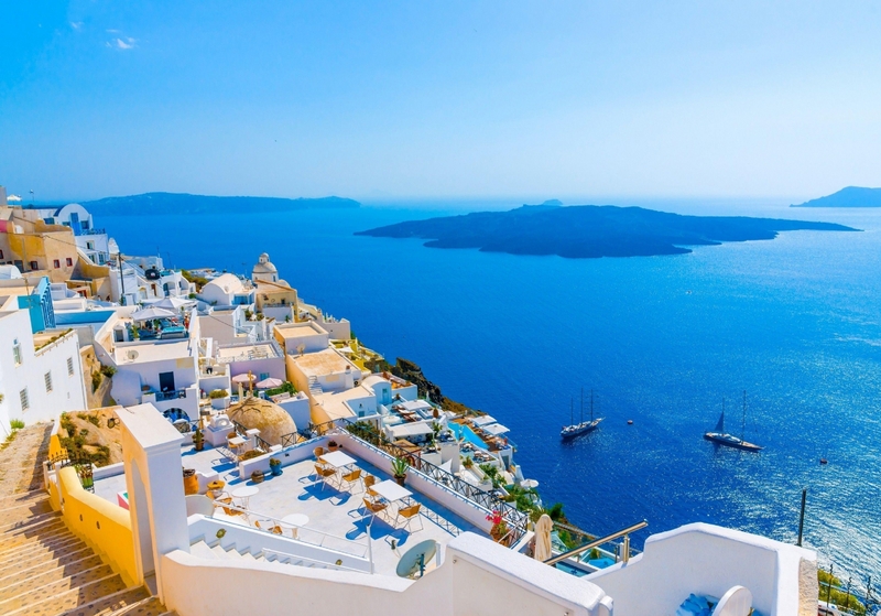 Un viaggio alla scoperta della Grecia antica e moderna, dove mito, storia e cultura si fondono in un’esperienza unica. Qui gli studenti vivono un programma speciale, interamente ispirato alla mitologia greca: tra dei ed eroi, oracoli e leggende, ogni giornata si trasforma in un’avventura epica. Attraverso attività, laboratori e momenti di formazione linguistica in inglese, le grandi storie del passato prendono vita e diventano esperienze moderne, capaci di trasmettere valori universali come prudenza, giustizia, fortezza e temperanza. Un percorso formativo e coinvolgente per scoprire la Grecia più autentica, tra mare, cultura e antiche tradizioni.