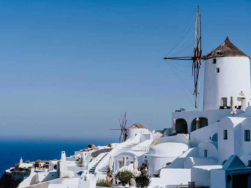   Grazie al contributo Estate INPSieme puoi partire per una vacanza studio in Grecia e scoprire il cuore pulsante della culla della civiltà occidentale. Questo Paese ricco di storia, paesaggi da cartolina e tradizioni autentiche è la destinazione perfetta per un viaggio che unisce cultura, mare, studio e divertimento. La Grecia non è solo templi antichi e isole affascinanti: è una meta ideale per una vacanza studio INPSieme perché combina perfettamente natura, archeologia, vita moderna e un’accoglienza calorosa. Potrai passeggiare tra i monumenti di Atene, scoprire borghi caratteristici, assaggiare la cucina mediterranea e immergerti nelle abitudini quotidiane del popolo greco. Scegli questa destinazione unica per una vacanza studio nel periodo estivo con il Bando INPS e preparati a vivere un’esperienza formativa indimenticabile, tra storia millenaria, bellezze naturali e nuove amicizie. Che cosa stai aspettando? Il tuo soggiorno studio in Grecia ti aspetta!  