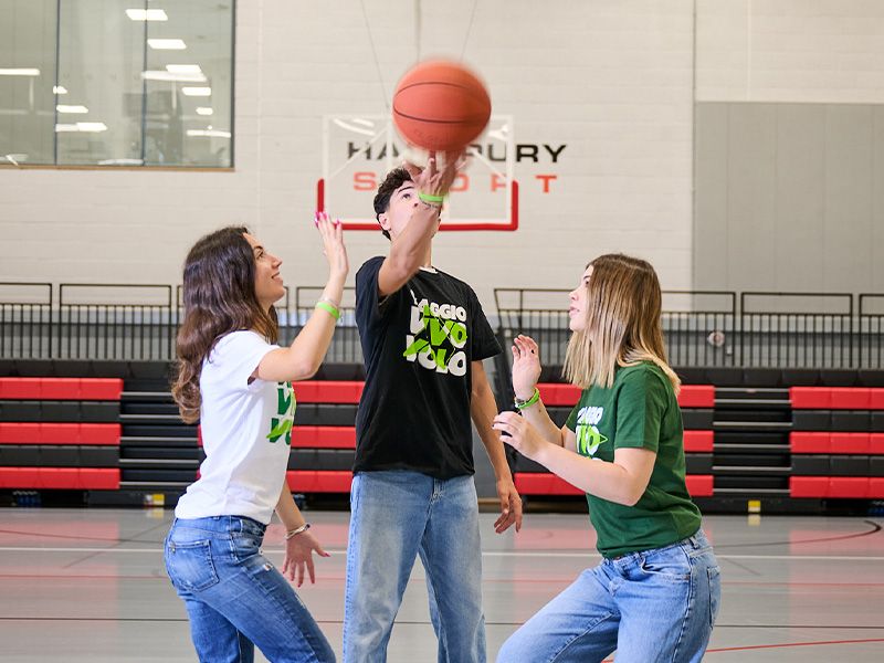 Sport Academy: inglese e sport ad alto livello Le Sport Academy all’estero sono pensate per studenti che vogliono migliorare l’inglese vivendo la propria passione sportiva in contesti internazionali, con allenatori qualificati e strutture universitarie d’eccellenza. Scegli tra Football, Volleyball, Basket, Tennis o Baseball. Ogni programma combina: corso di lingua inglese allenamenti sportivi specifici attività e vita in campus esperienza multiculturale