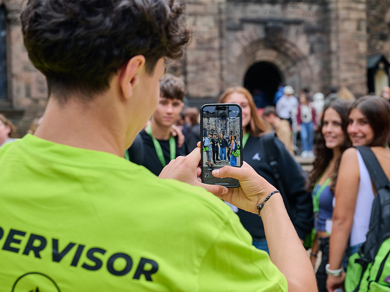 Digital Creators Lab: creatività, tecnologia e comunicazione Il Digital Creators Lab è il programma ideale per studenti interessati a social media, content creation, storytelling digitale e nuove tecnologie, sempre in lingua inglese. Durante il programma gli studenti: sviluppano competenze digitali e creative lavorano su progetti pratici migliorano la comunicazione in inglese vivono un’esperienza universitaria internazionale Un’esperienza perfetta per chi vuole trasformare la creatività digitale in una competenza internazionale.