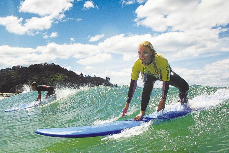 Immagina di iniziare la tua giornata a scuola&hellip;e finirla in acqua, cavalcando le onde. Solo con questo programma:   Surf ogni settimana   Nuova Zelanda autentica   Amici da tutto il mondo   In cosa consiste la New Zealand Surf Experience? Un programma High School in Nuova Zelanda per chi non vuole vivere la solita esperienza. Un 'esperienza che, oltre allo studio, include la Surf Academy.