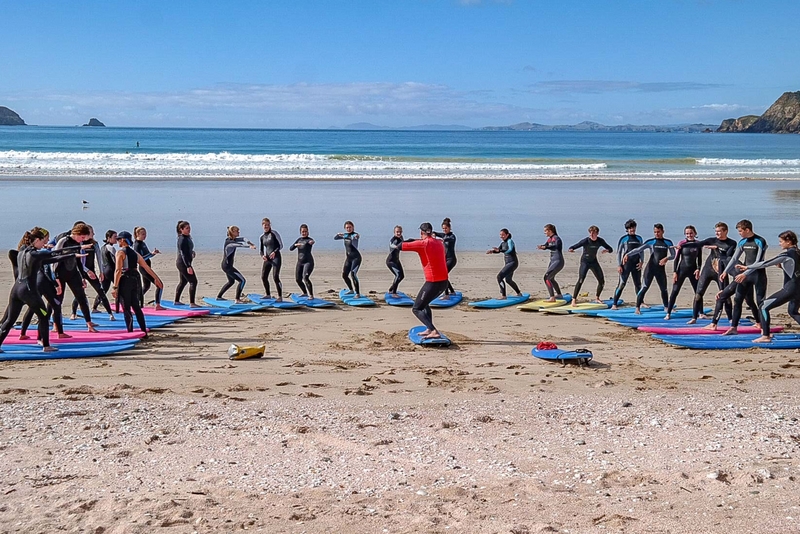 &nbsp; Perch&egrave; scegliere questa esperienza? Non &egrave; il solito anno all'estero e non &egrave; una vacanza. Vivi un'esperienza.  Surf come parte integrante del programma (non &egrave; un extra) Ambiente naturale unico: spiagge e oceano dall'altra parte del mondo Scuola internazionale Esperienza da vero Exchange Student: scuola, famiglia, community  &nbsp; I punti chiave dell'esperienza  Migliori la lingua immerso nella lingua e la cultura del posto Impari a surfare guidato da professionisti Vita internazionale con nuovi amici da tutto il mondo Vita in famiglia: vivi da vero neozelandese 
